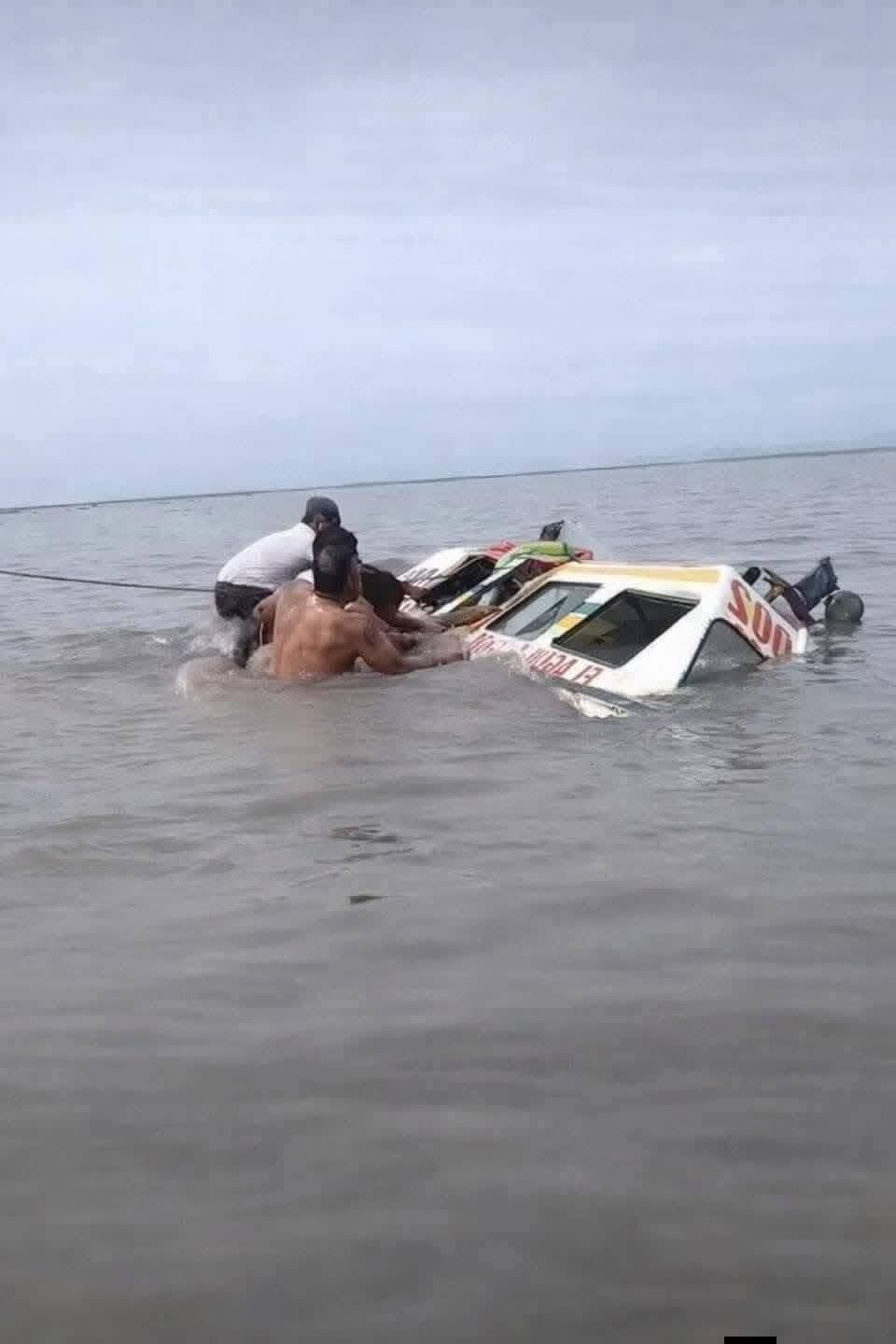 Momentos en que rescataban a los pasajeros. // Cortesía