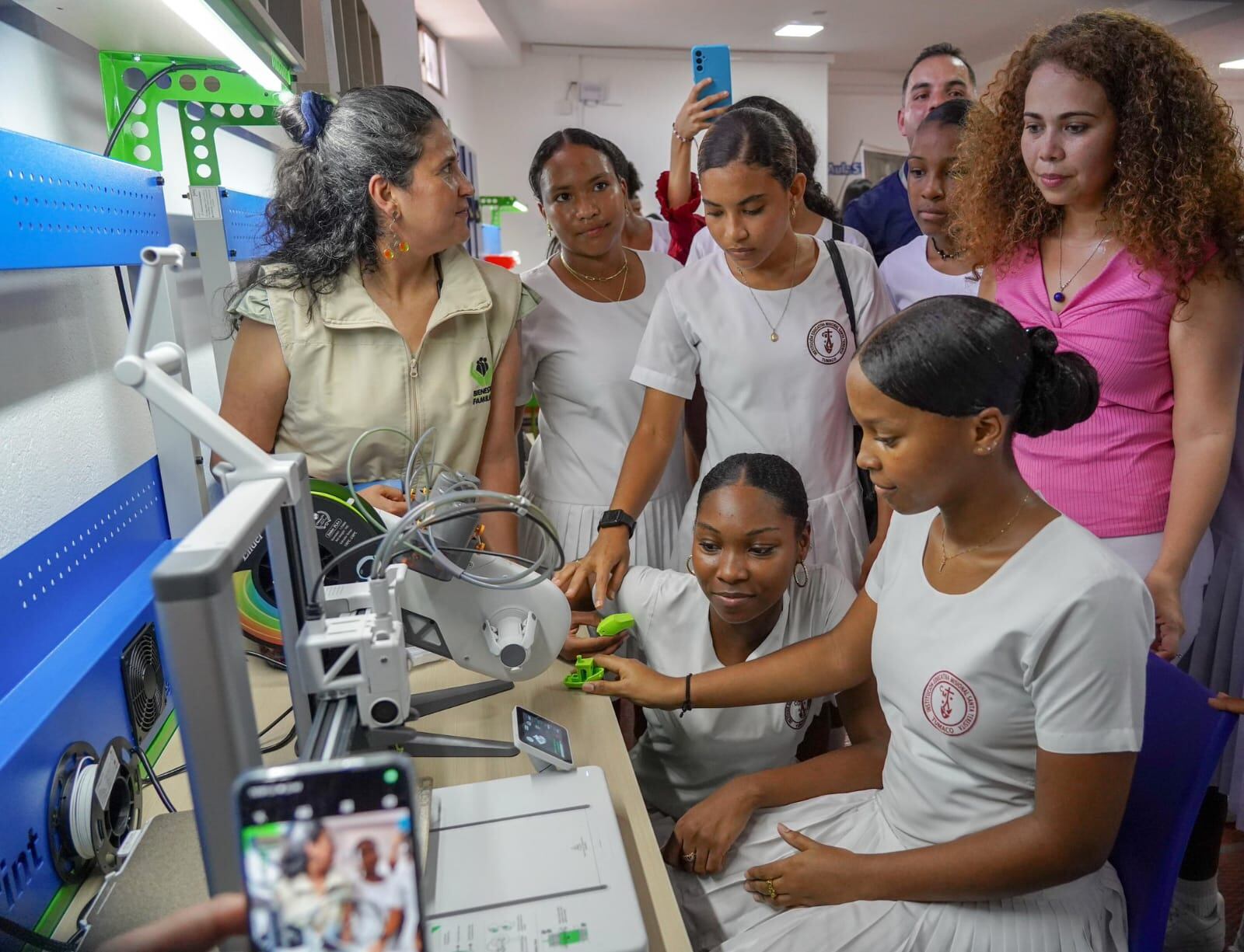 La ministra de Ciencia, Tecnología e Innovación, Yesenia Olaya Requene, junto con los jóvenes de la Institución Educativa Robert Mario Bischoff en el municipio de Tumaco, inauguran los dos primeros laboratorios STEAM.