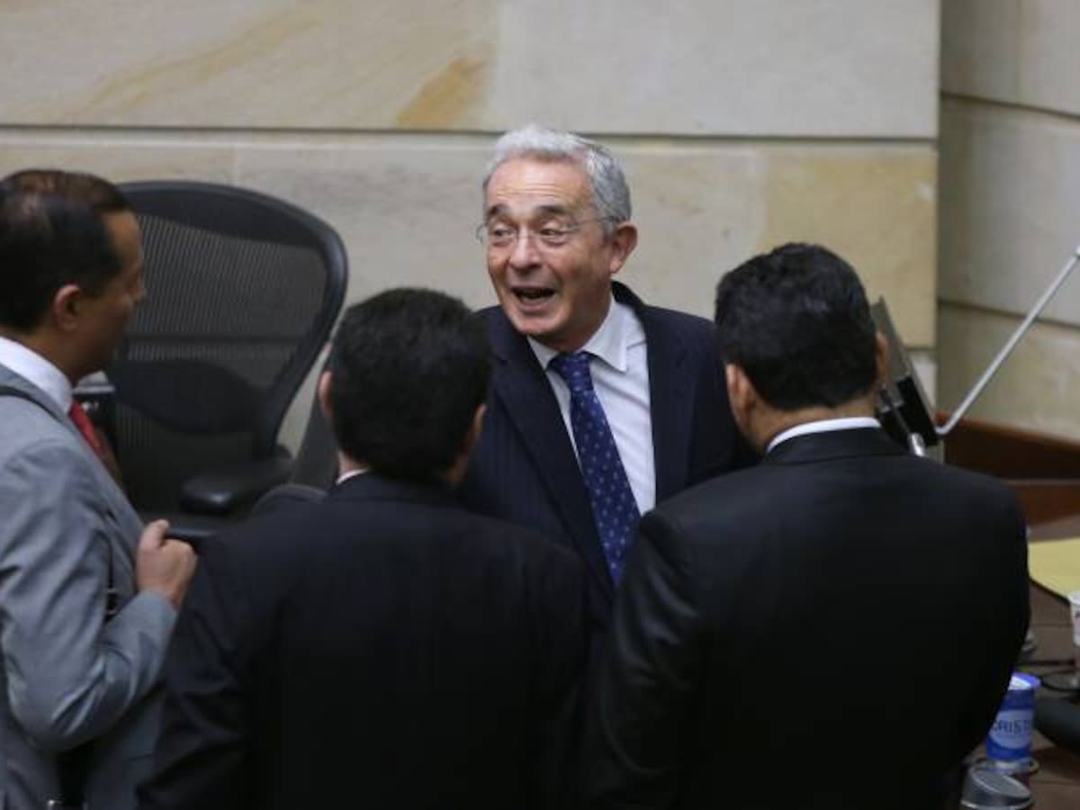 Uribe mostró como graba sus “despachadas” contra Santos