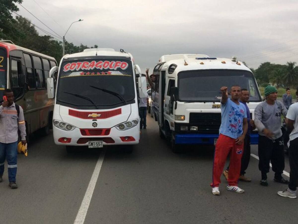 Con piedras, protestantes atacan vehículos en la vía Urabá