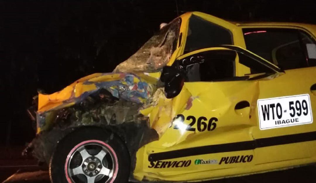 El taxi quedó destruido.