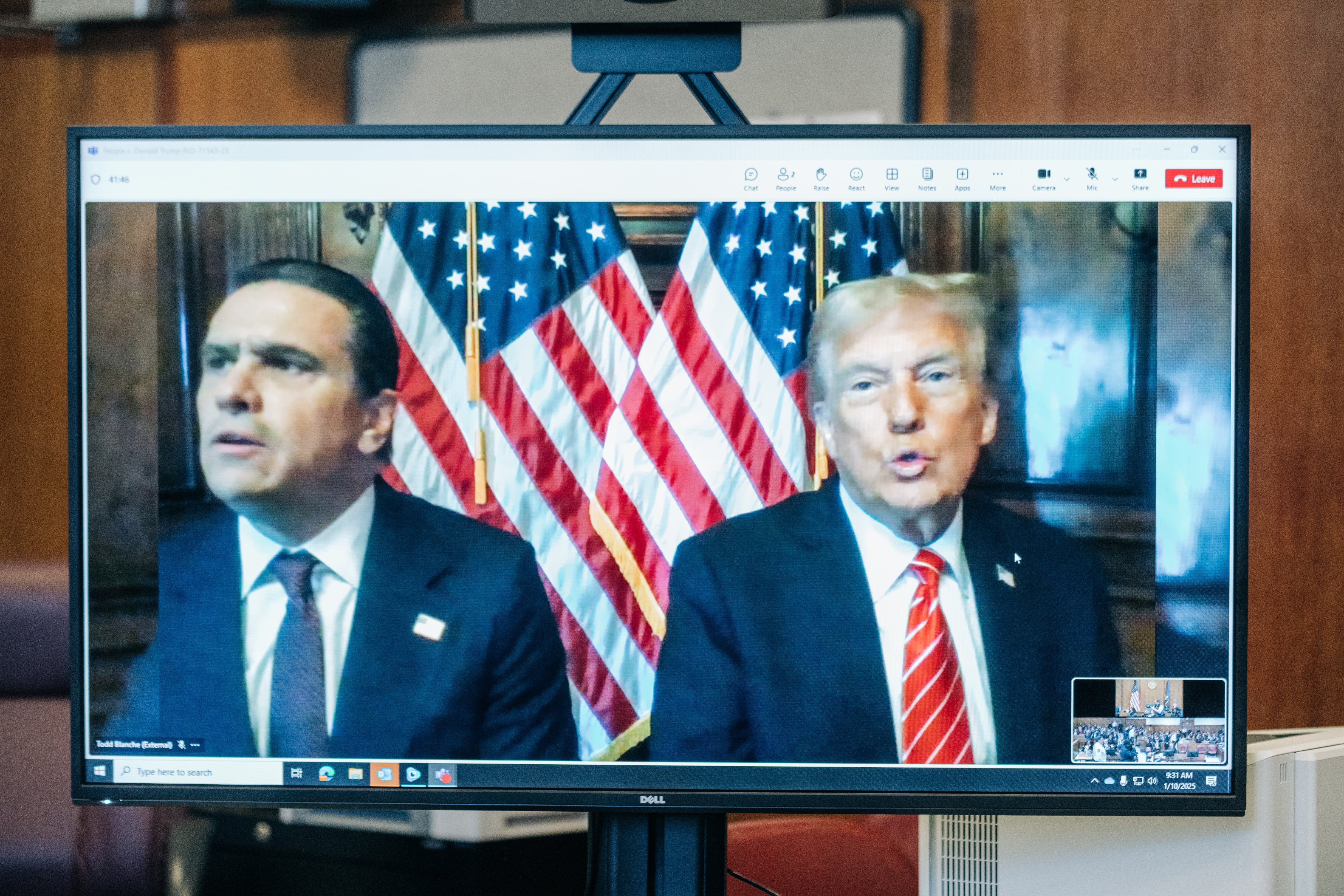 Donald Trump y su entonces abogado Todd Blanche durante una comparecencia virtual ante la Corte Criminal de Nueva York el 10 de enero de 2025.

(Foto:   EFE/EPA/JEENAH MOON / POOL) 
