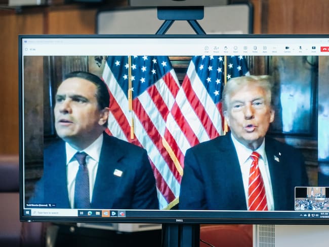 Donald Trump y su entonces abogado Todd Blanche durante una comparecencia virtual ante la Corte Criminal de Nueva York el 10 de enero de 2025.
(Foto: EFE/EPA/JEENAH MOON / POOL)