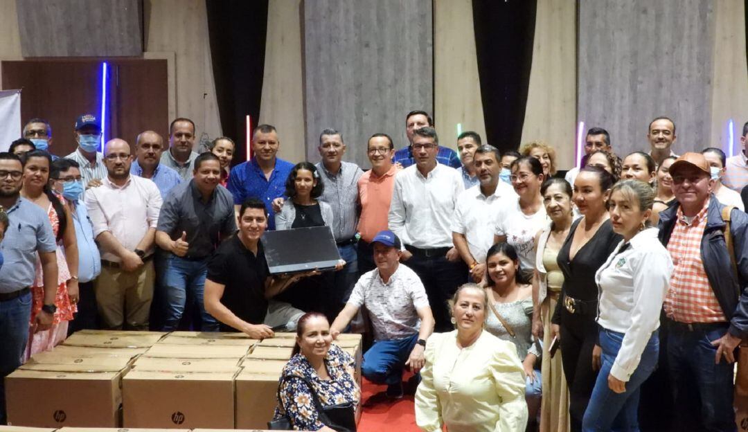 Dotación de computadores para bibliotecas del Tolima