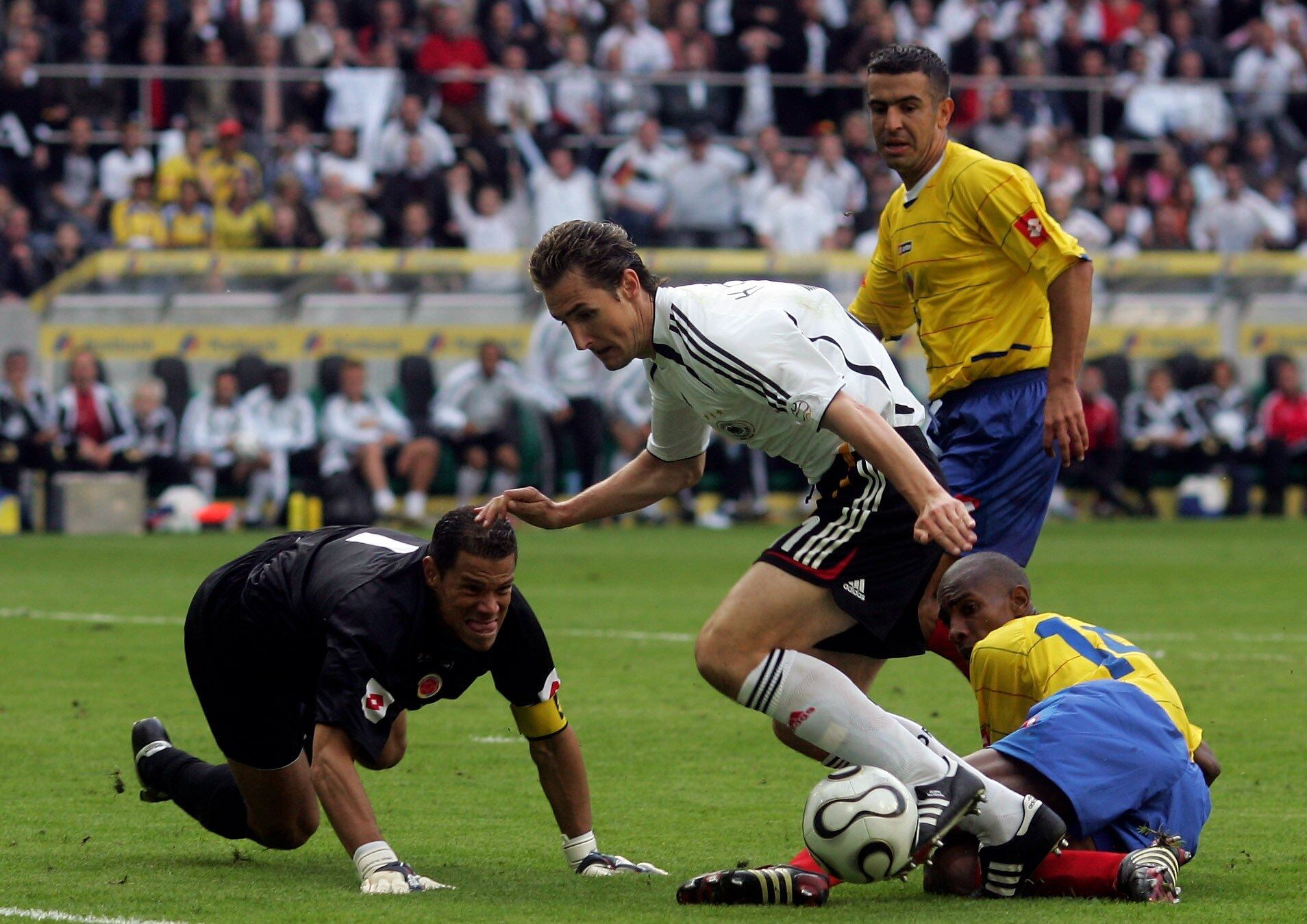 Óscar Córdoba enfrenta a Miroslav Klose en un amistoso en el 2006.  (Photo by Lars Baron/Bongarts/Getty Images)