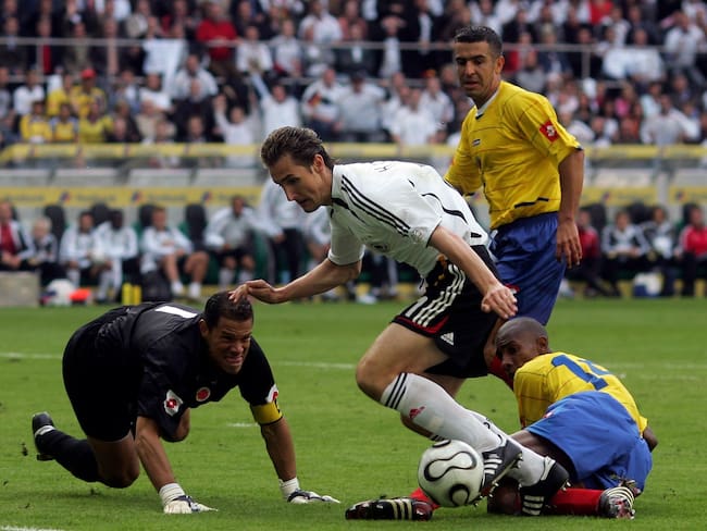 Óscar Córdoba enfrenta a Miroslav Klose en un amistoso en el 2006.  (Photo by Lars Baron/Bongarts/Getty Images)
