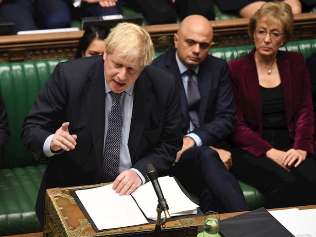 Parlamento británico pospone decisión sobre el Brexit