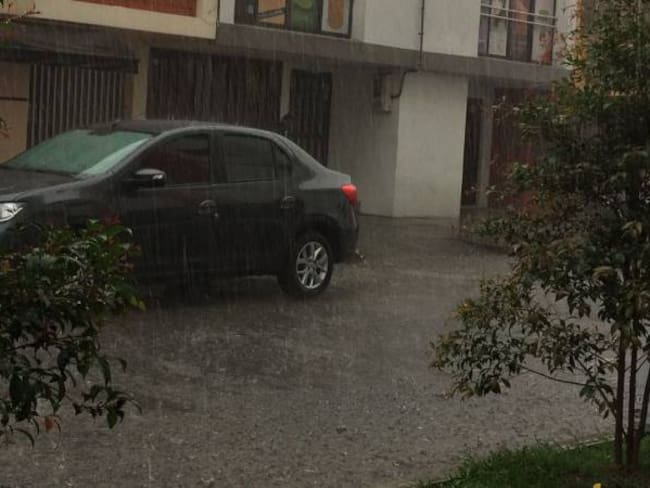 Vías taponadas y destechamientos deja el aguacero de este lunes