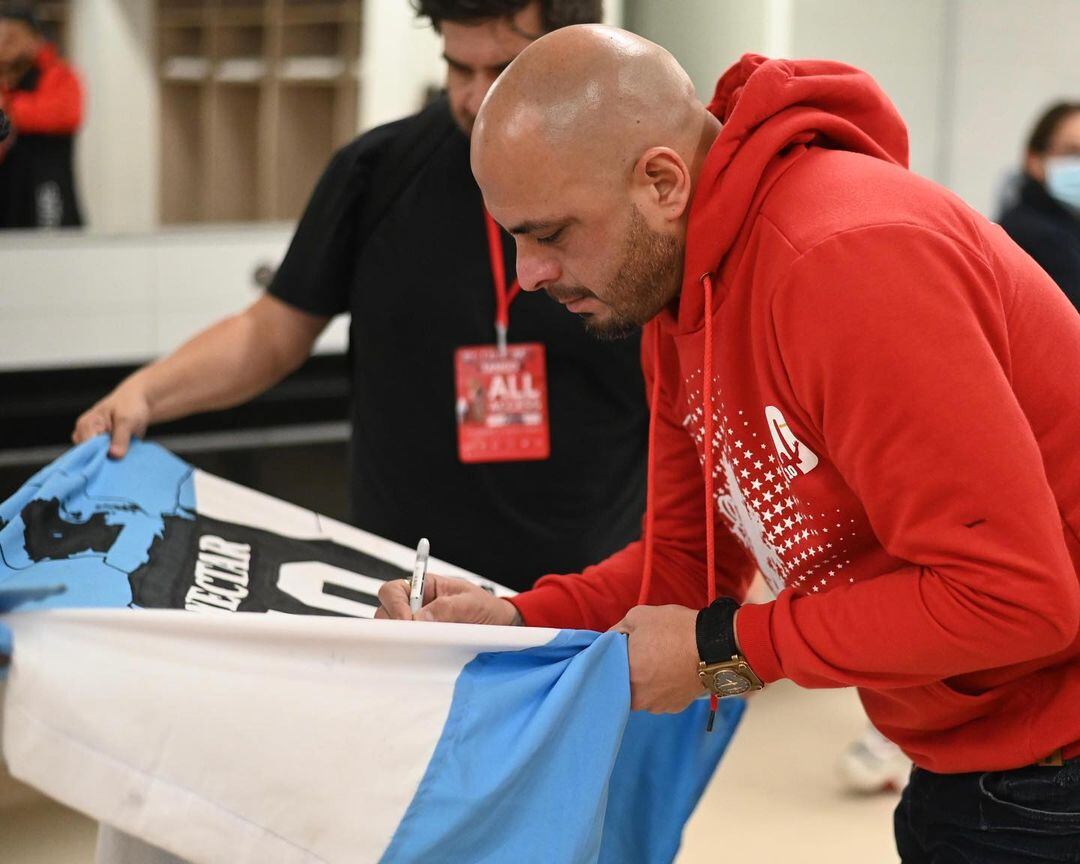 Omar Pérez compartió con los hinchas durante su despedida del fútbol / @Chipakero