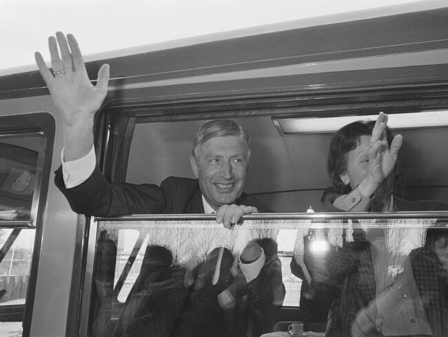 Uitwuif-vangvang for former Prime Minister Dries van Agt in W in Amsterdam on departure to Japan for function as EC ambassador; Van Agt and wife waved goodbye /, April 14, 1987, ambassadors, The Netherlands, 20th century press agency photo, news to remember, documentary, historic photography 1945-1990, visual stories, human history of the Twentieth Century, capturing moments in time. (Photo by: Sepia Times/Universal Images Group via Getty Images)