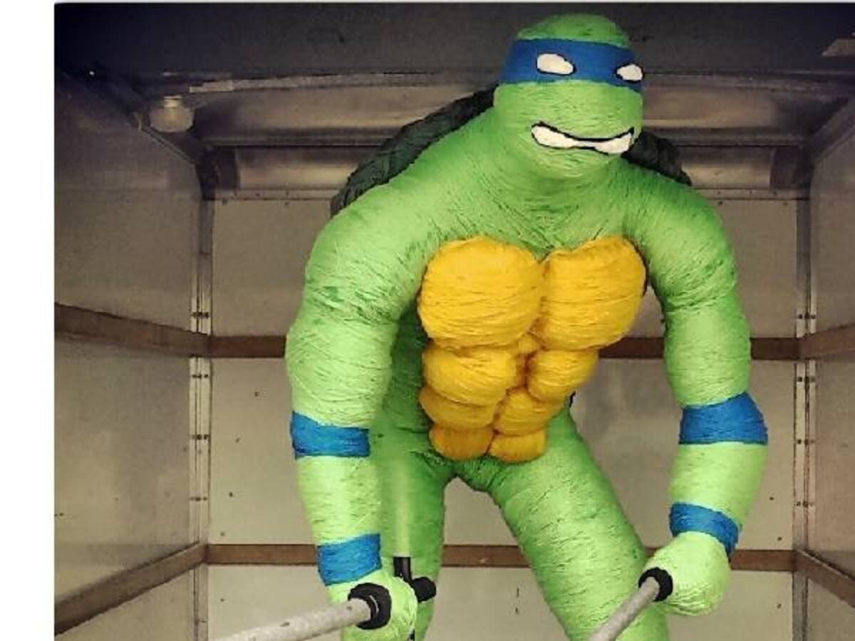 Mateo Blanco y su Tortuga Ninja, hecha en lana, ahora en Dubái