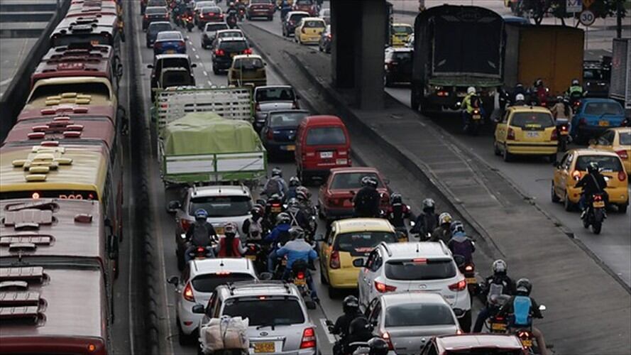 Tractocamión se volcó en la calle 127 con Autopista Norte y provocó gran congestión vial. Foto: Colprensa