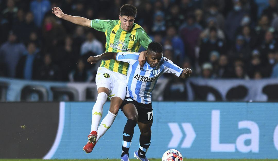 Johan Carbonero en su primer partido con Racing.