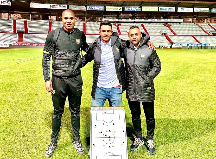 Lucas González junto a su cuerpo técnico. / Twitter: @LucasGonzalez_V