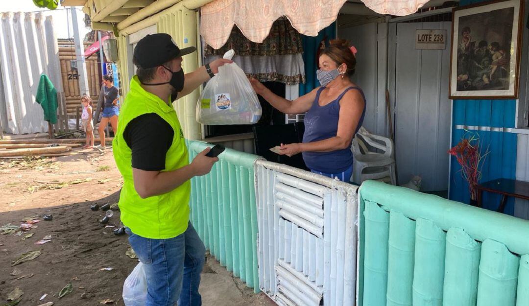 Entrega de ayudas humanitarias