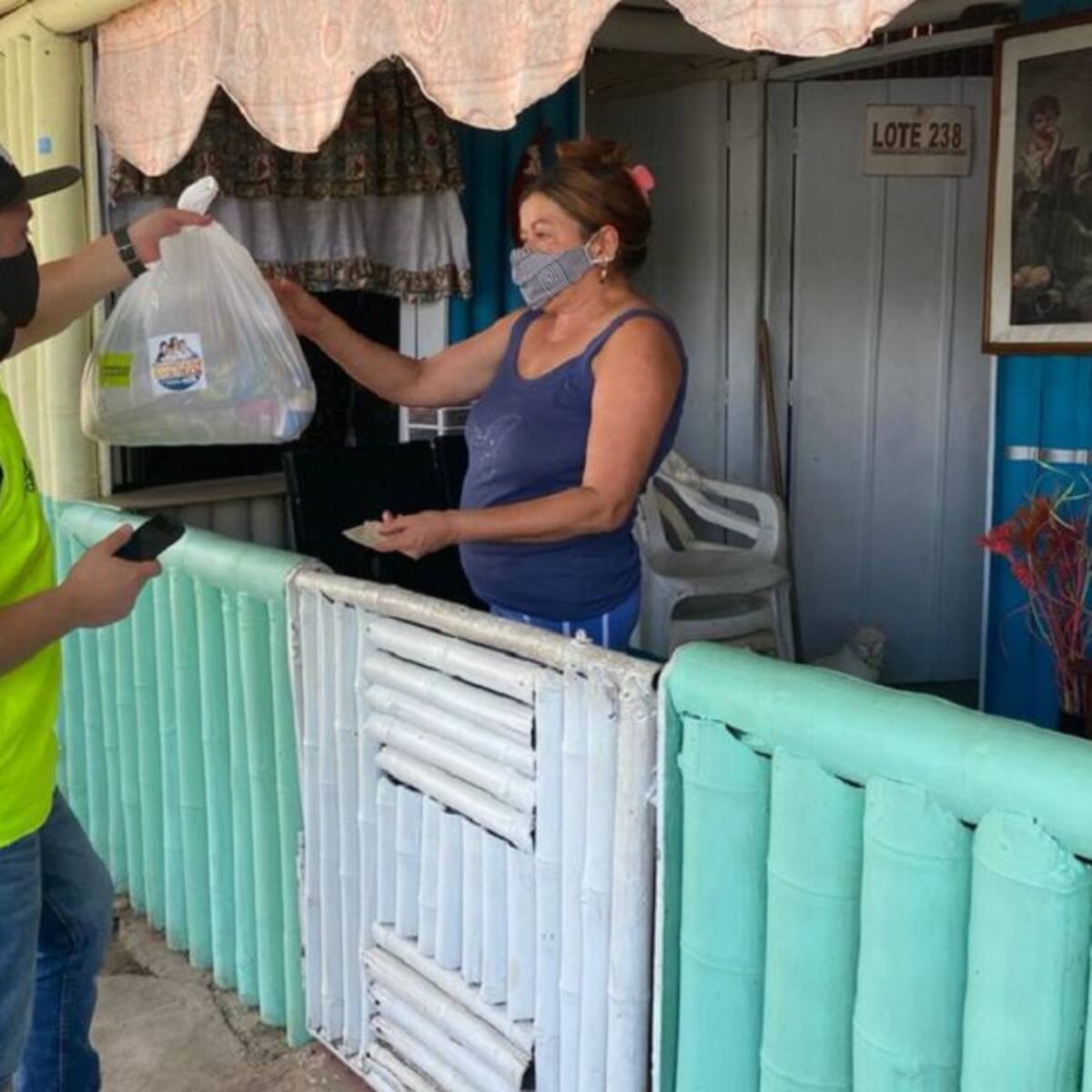 Alcaldía entrega ayudas a damnificados de este martes en Manizales