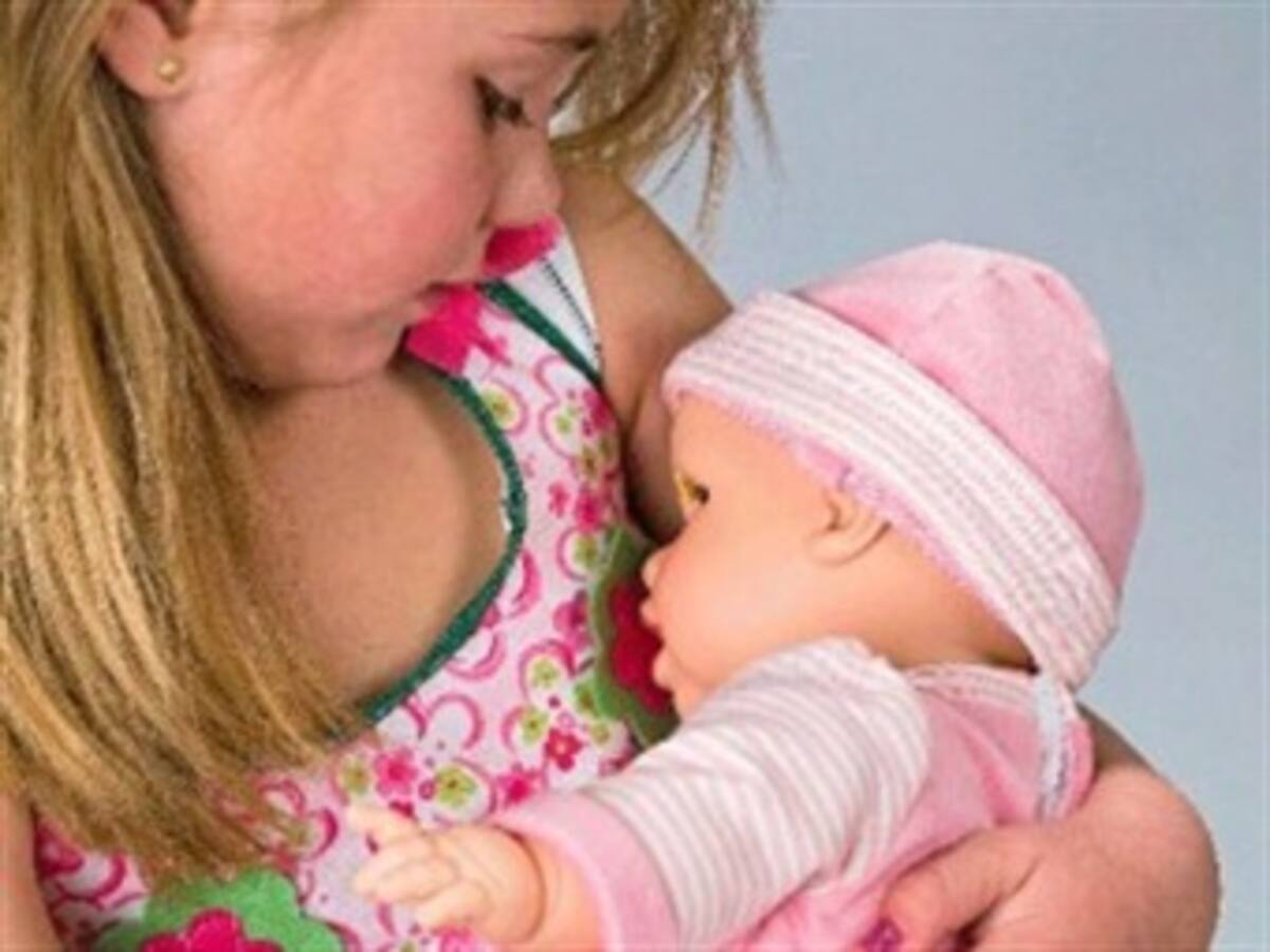 Muñeca diseñada para amamantar causa gran polémica