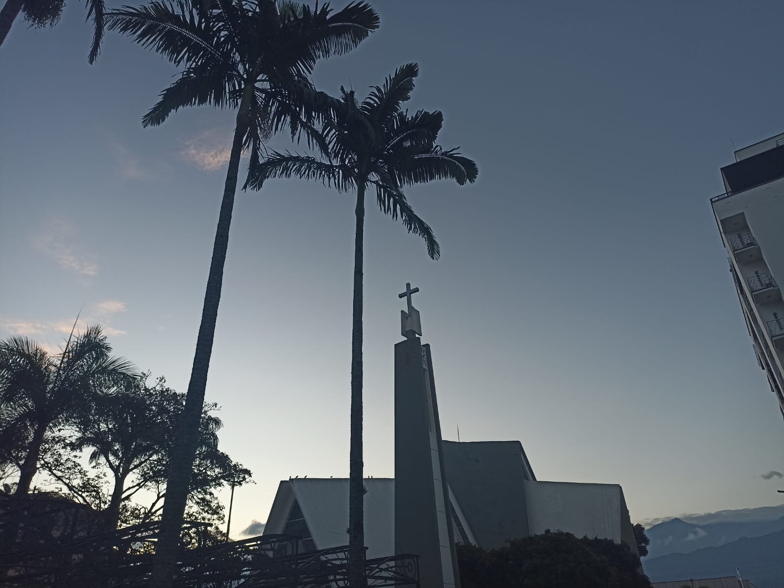 Hermoso amanecer hoy en Armenia, iglesia Catedral Inmaculada Concepción, plaza de Bolívar