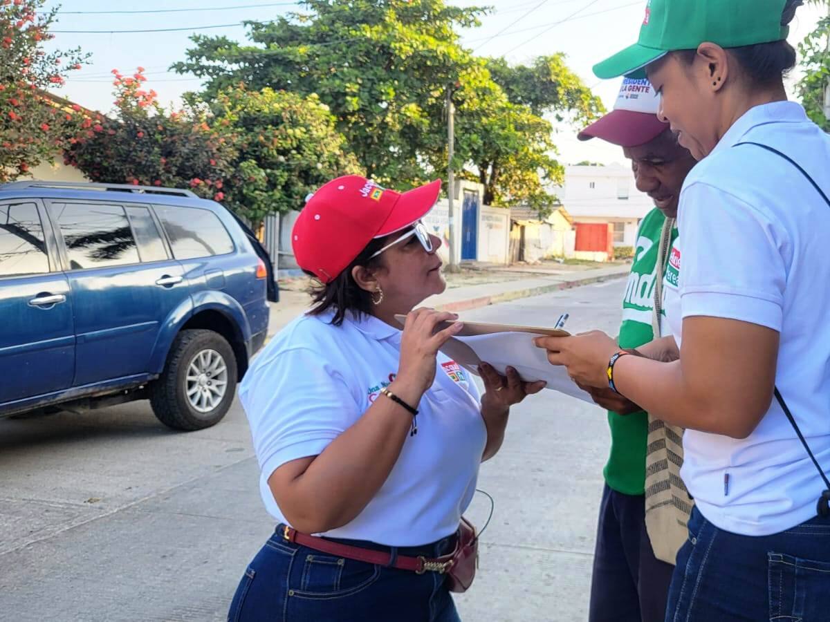 Jacqueline Perea madruga en los barrios en la recolección de firmas