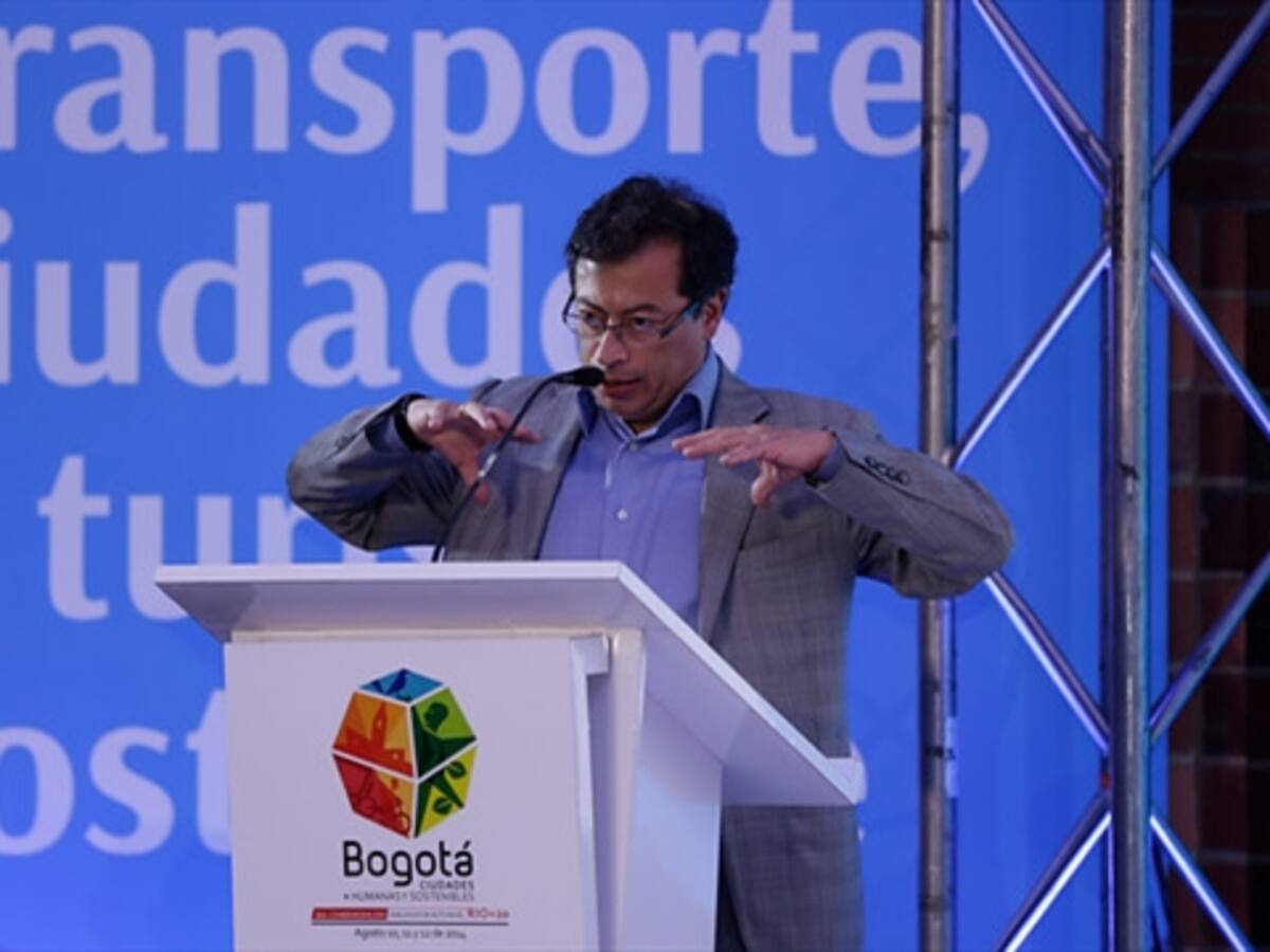 Petro advierte que si construcciones afectan humedal, serán destruidas