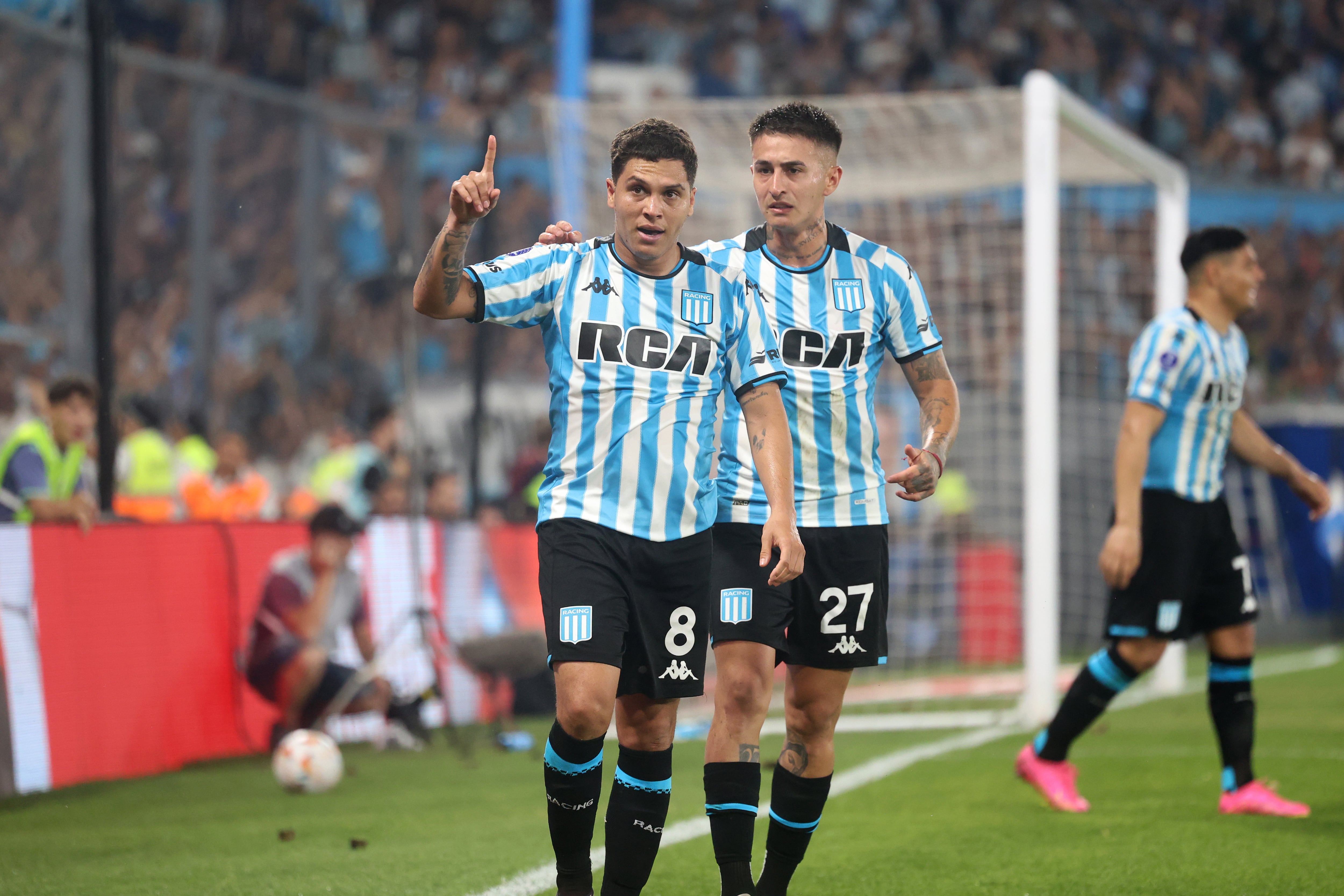 AME3546. AVELLANEDA (ARGENTINA), 31/10/2024.- Juan Fernando Quintero (i) de Racing celebra con sus compañeros un gol ante Corinthians este jueves, en un partido de las semifinales de la Copa Sudamericana entre Racing y Corinthians, en el estadio Presidente Perón en Avellaneda (Argentina). EFE/ Juan Ignacio Roncoroni