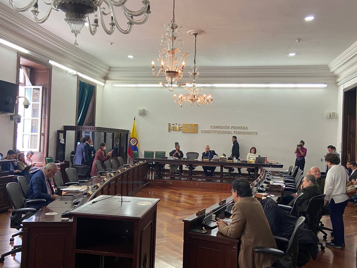 Despega proyecto para bajar el salario a congresistas: aprueban extenderlo a otros cargos del Estado