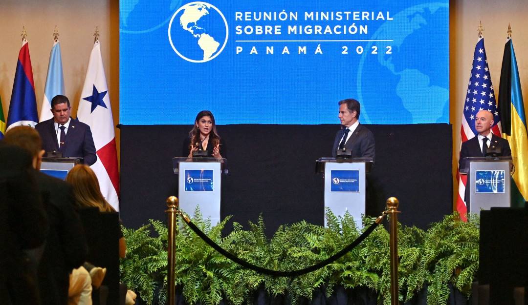 De izquierda a derecha: el ministro de Seguridad panameño, Juan Pino, la canciller panameña, Erika Mouynes, el secretario de Estado estadounidense, Antony Blinken y el secretario de Seguridad Nacional estadounidense, Alejandro Mayorkas.                          Foto: Getty 