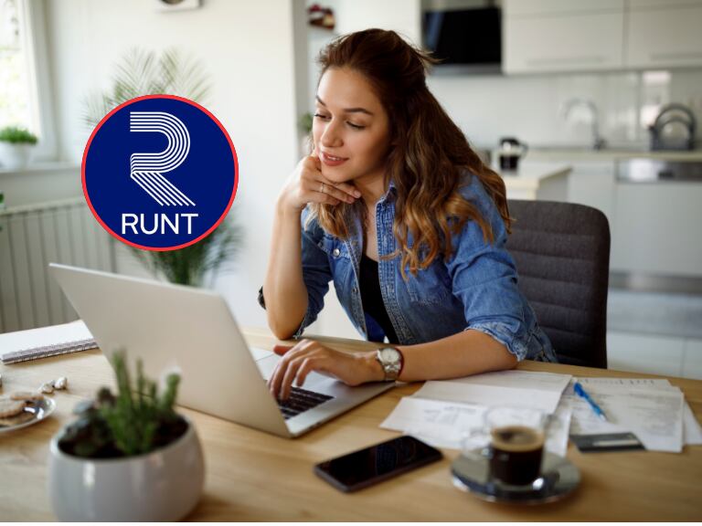 Mujer haciendo un trámite en su computador y el logo del RUNT en Colombia (Fotos vía Getty Images)