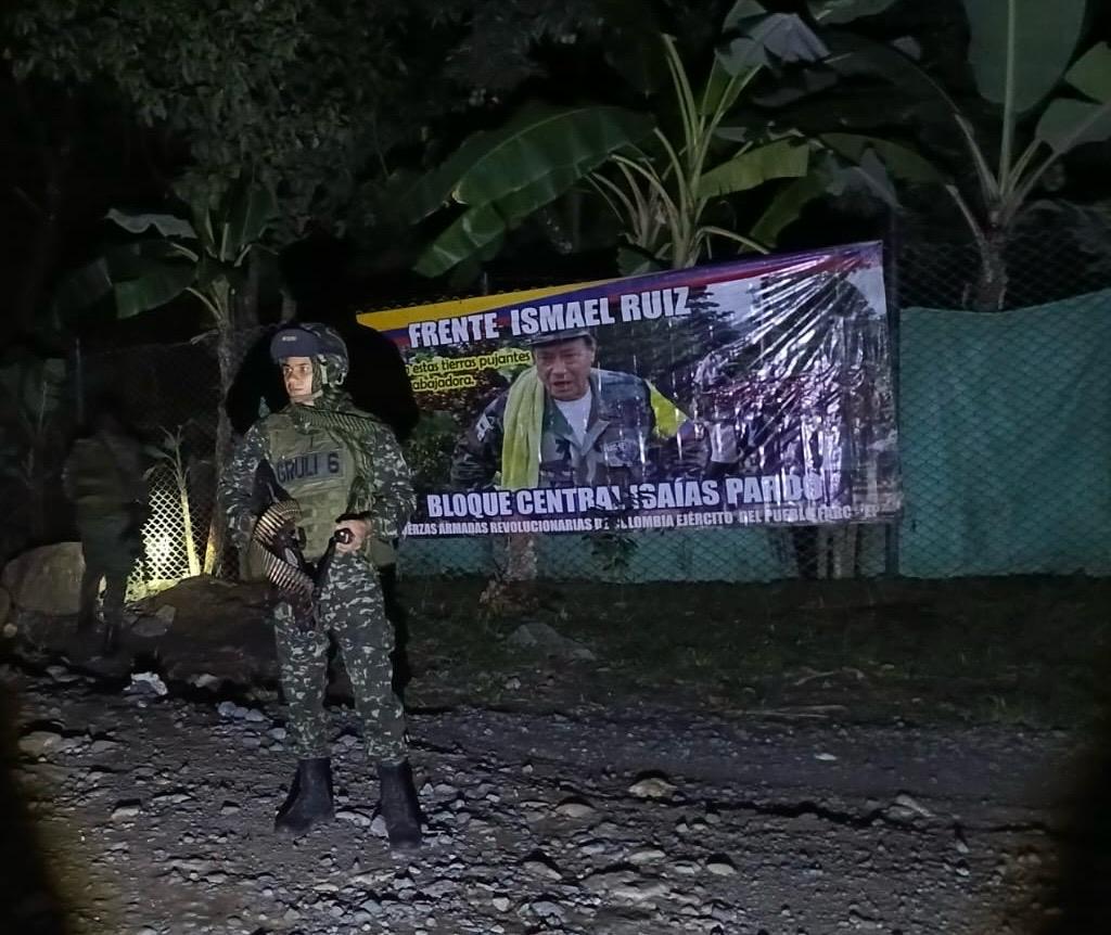 Se encontraron dos pancartas en las que se hacía referencia a disidencias. Foto Novena Brigada.