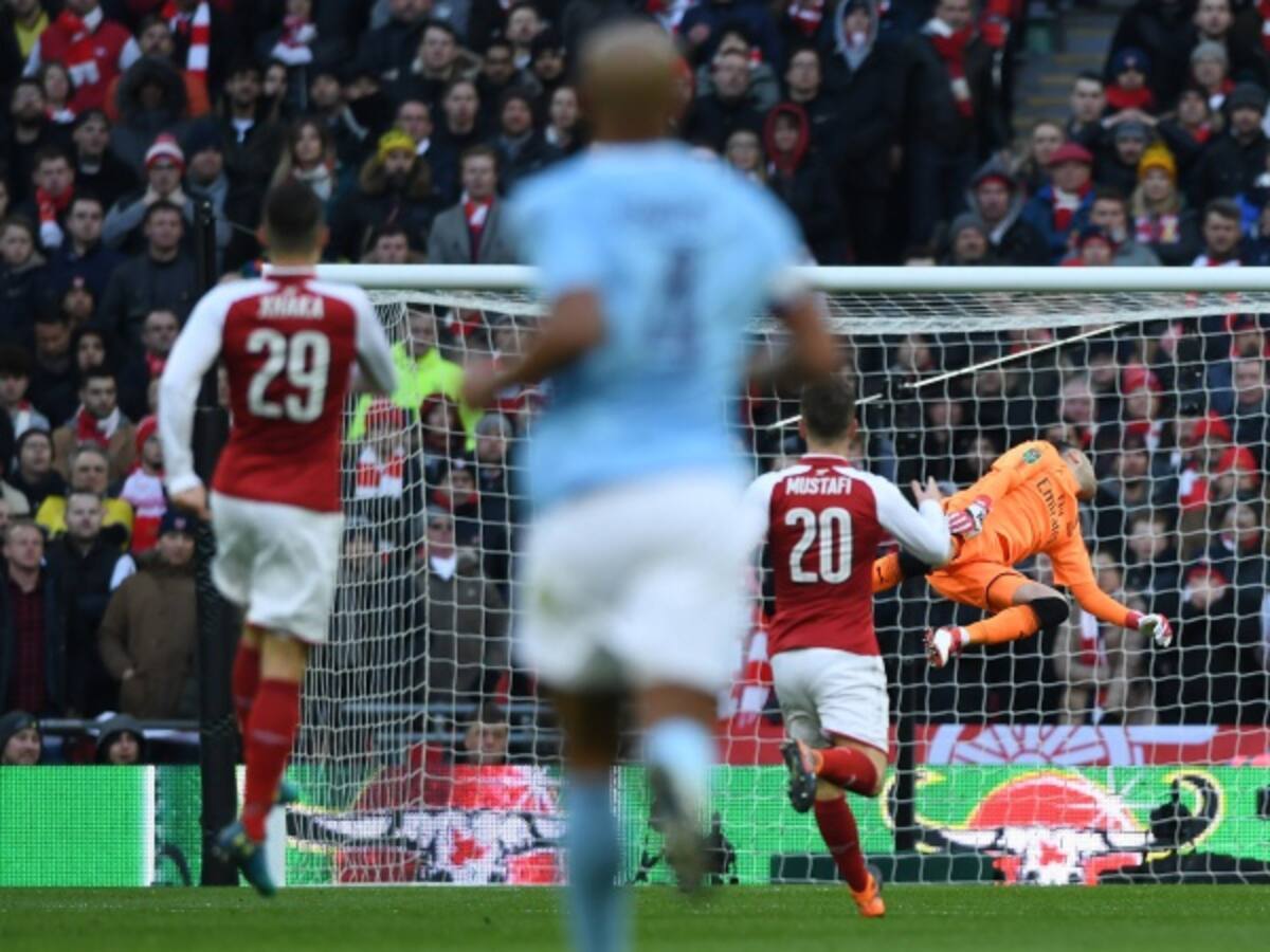 Ospina no pudo evitar la derrota y Manchester City se queda con la Copa