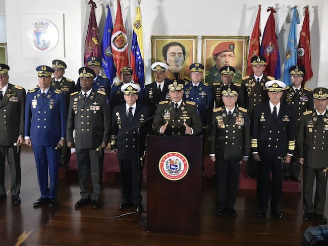 Militares venezolanos tildan autoproclamación de Guaidó de golpe de Estado