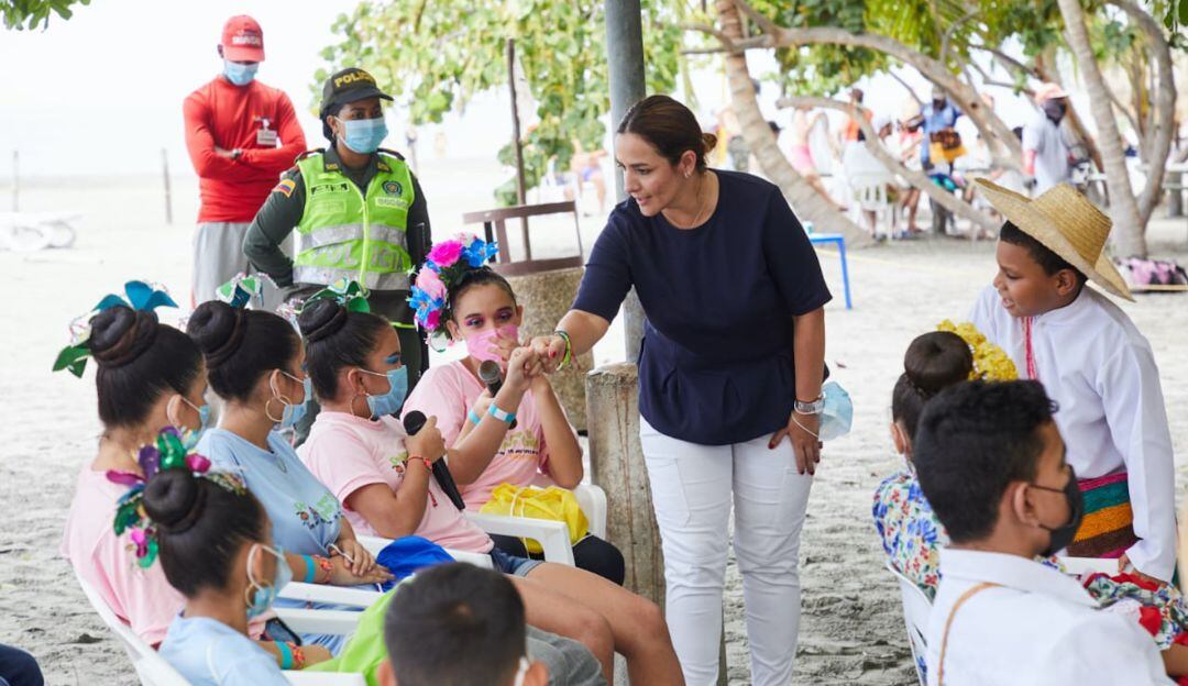 Directora del ICBF, Lina Arbeláez compartiendo con niños bajo protección del Magdalena