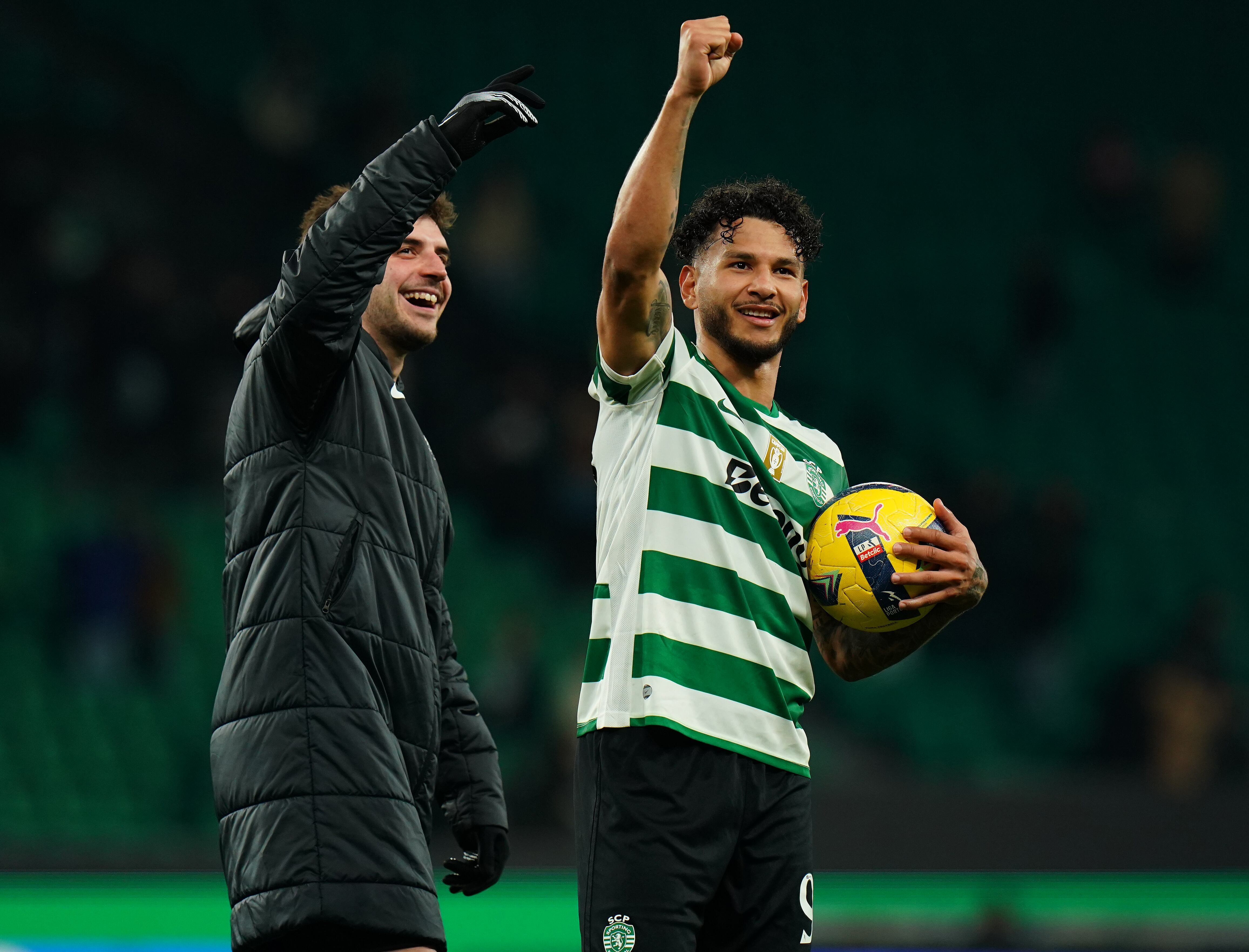 Luis Suárez se llevó el balón del partido tras convertir un triplete. (Photo by Gualter Fatia/Getty Images)