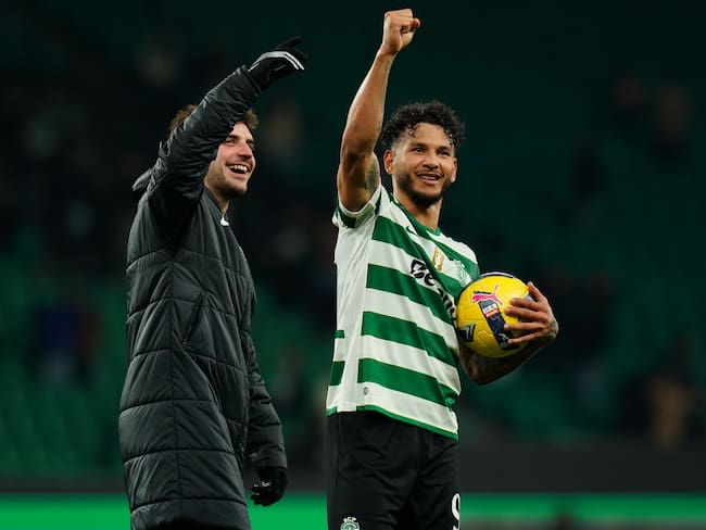 Luis Suárez se llevó el balón del partido tras convertir un triplete. (Photo by Gualter Fatia/Getty Images)