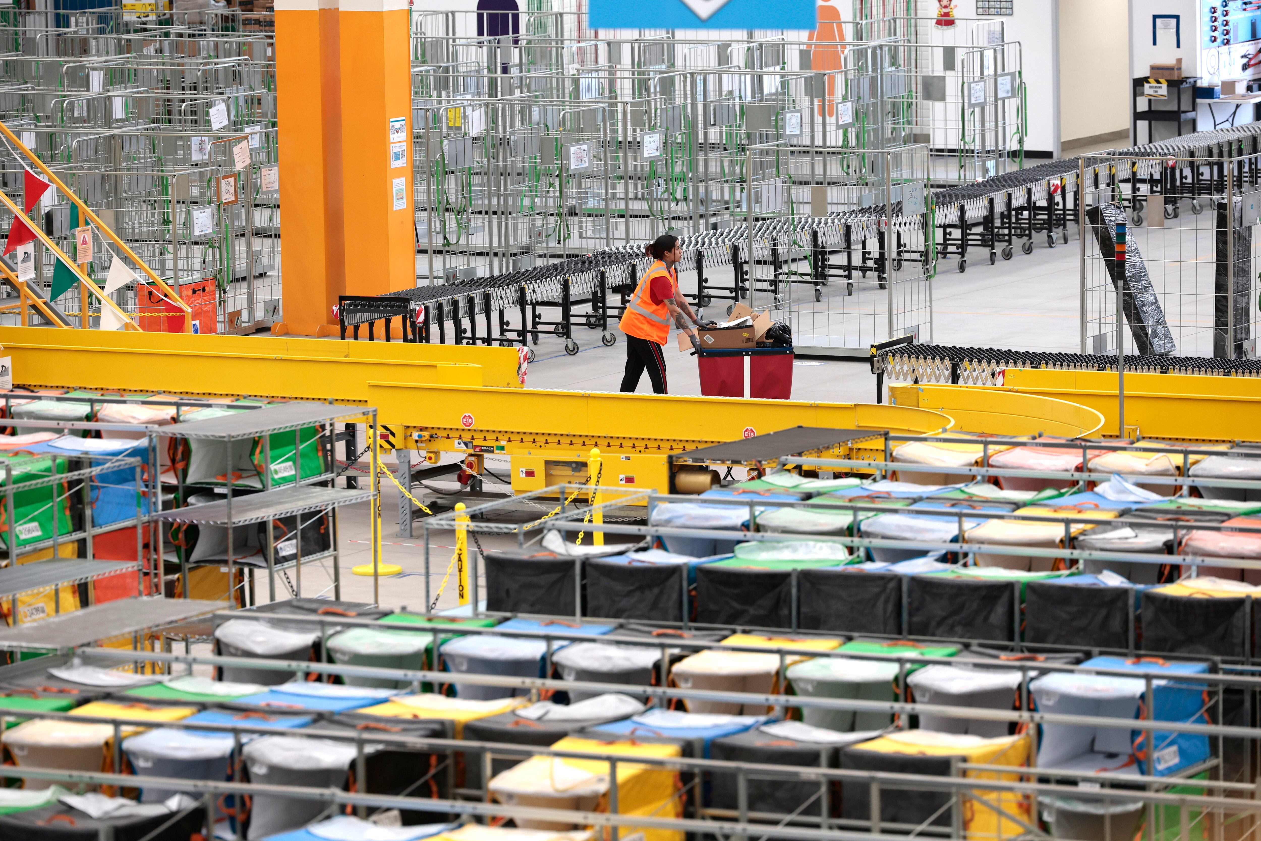 MEX5261. CIUDAD DE MÉXICO (MÉXICO), 14/09/2023.- Fotografía que muestra la estación de entrega Amazon DXX1, durante su inauguración hoy, en Ciudad de México (México). El gigante del comercio electrónico Amazon inauguró este jueves, en la capital de México, el Amazon DXX1, el centro de entrega más grande de Latinoamérica, y con el cual busca impulsar el fortalecimiento de las cadenas de suministro en Norteamérica, según aseguraron directivos de la compañía y autoridades estadounidenses. EFE/José Méndez