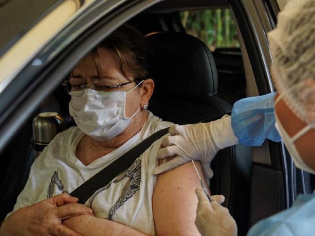 "Deben confinarse los no vacunados": Médicos en Santander