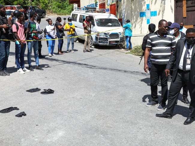 Las autoridades investigan quienes fueron los atacantes que asesinaron al presidente de Haití y revisan su rastro a las afueras de la residencia presidencial.