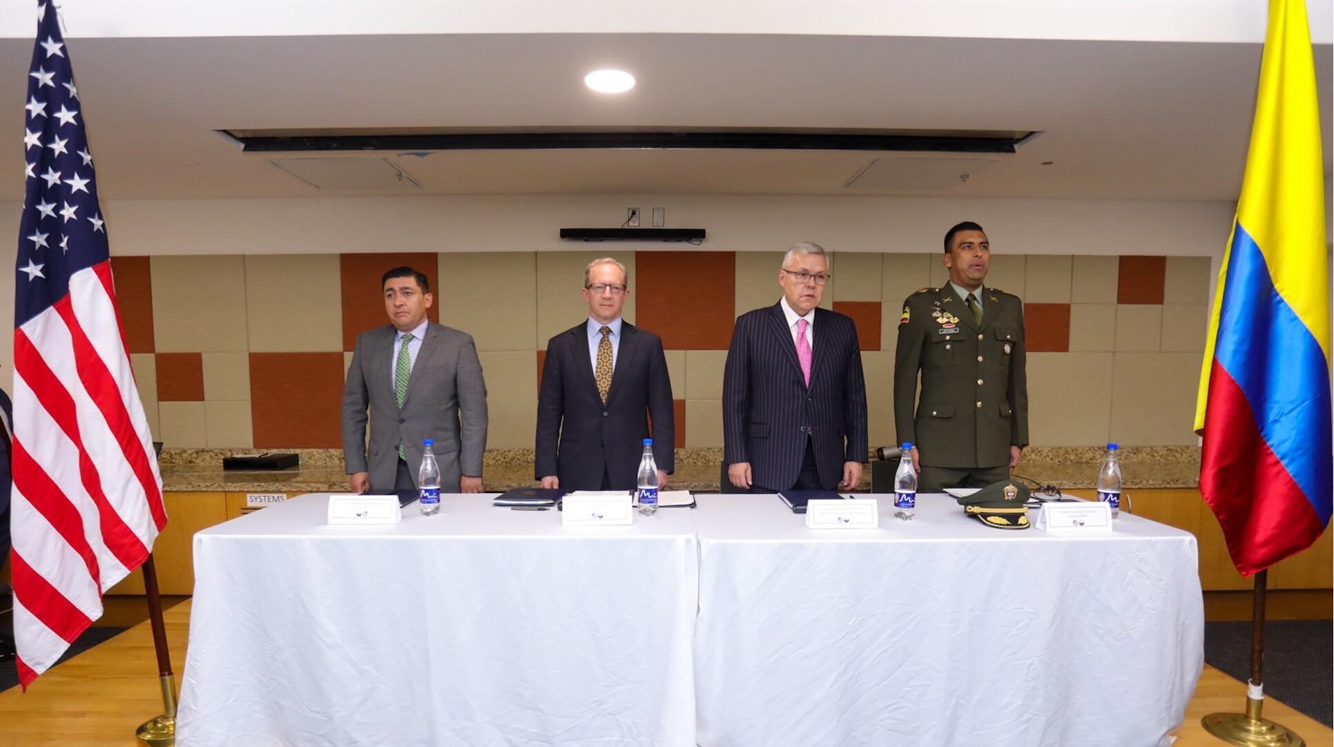 Ministro de Justicia, Néstor Iván Osuna y el director de la Sección de Asuntos Antinarcóticos de la Embajada de Estados Unidos en nuestro país, Brian Harris / Foto: Twitter @MinjusticiaCo