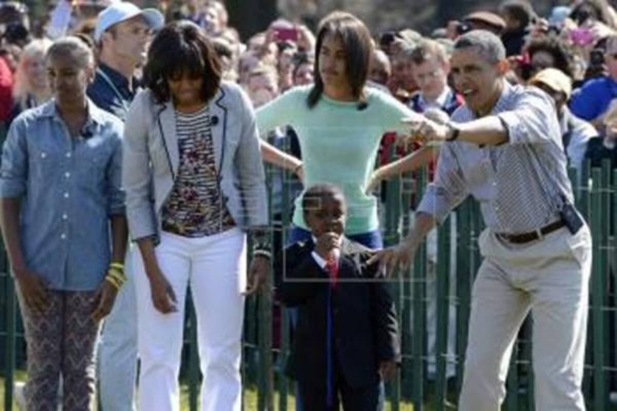 En esta tradición los niños compiten para ver quién llega antes a la meta mientras ruedan un huevo duro por el suelo con una cuchara de madera y que este año se centra en la salud bajo el lema "Sé saludable, sé activo, sé tú mismo".