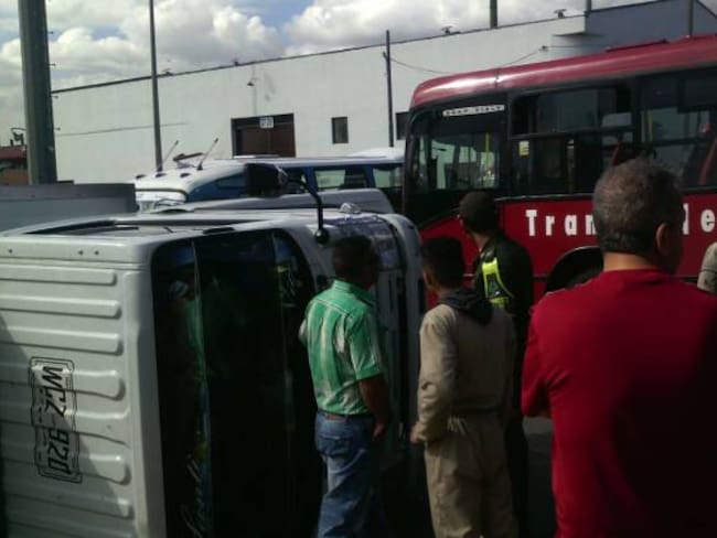 Cinco personas heridas por accidente de un bus de Transmilenio en Bogotá