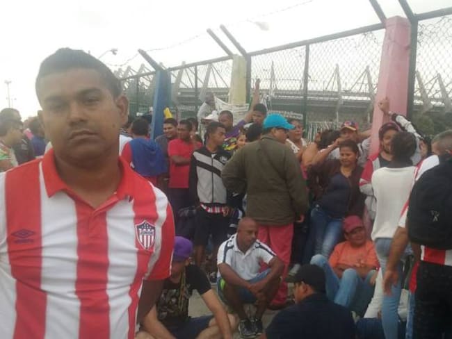 Durmieron en la puerta del estadio por una boleta Colombia- Ecuador