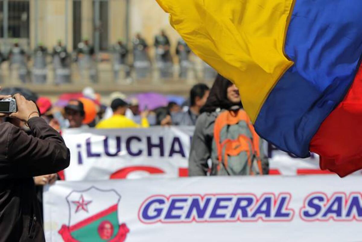 Los docentes arribaron a la Plaza de Bolivar de Bogotá tras radicar pliego de peticiones en el Ministerio de Educación.