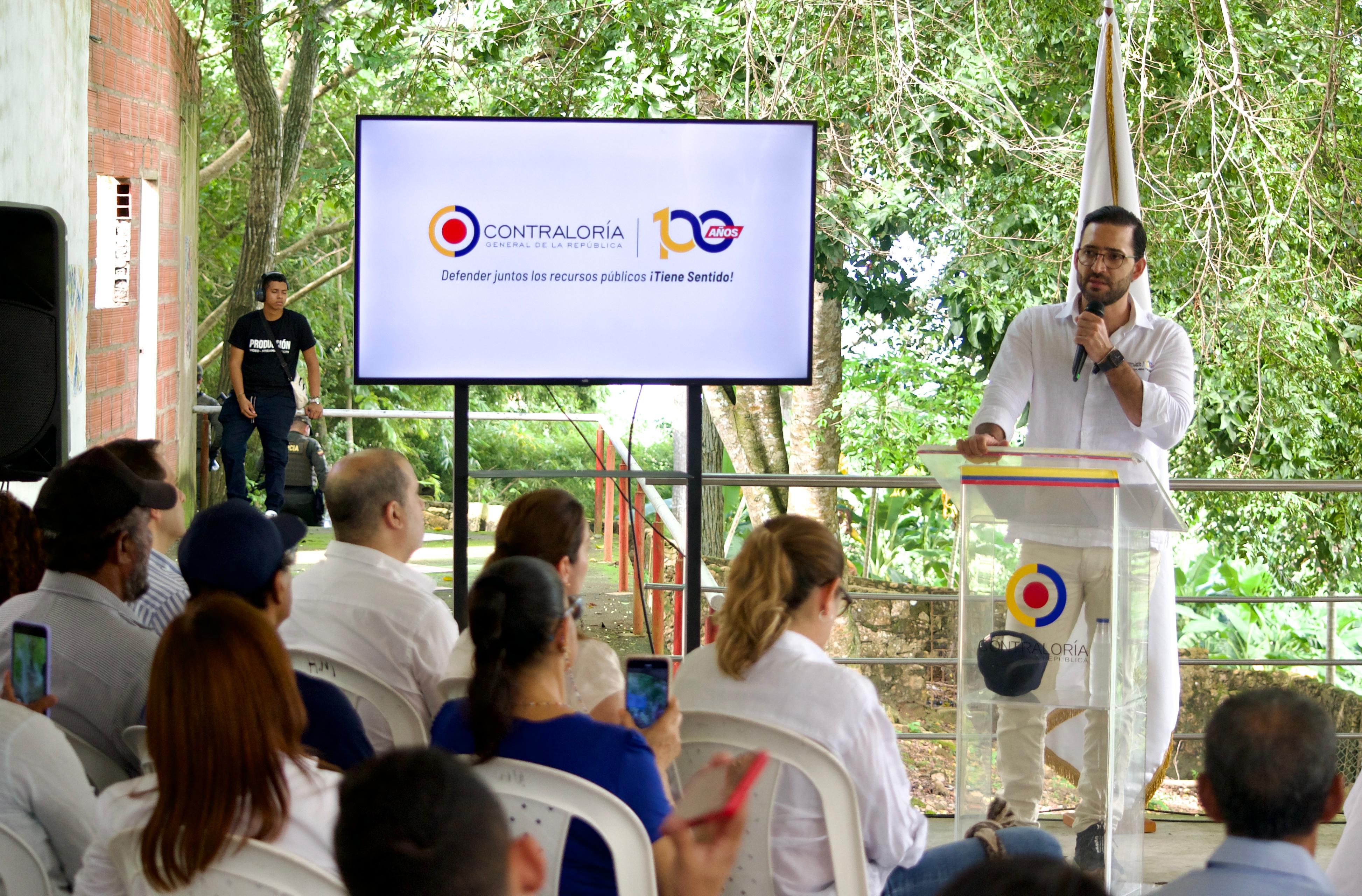 Vicecontralor Carlos Zuluaga en la mesa de verificación en Piojó