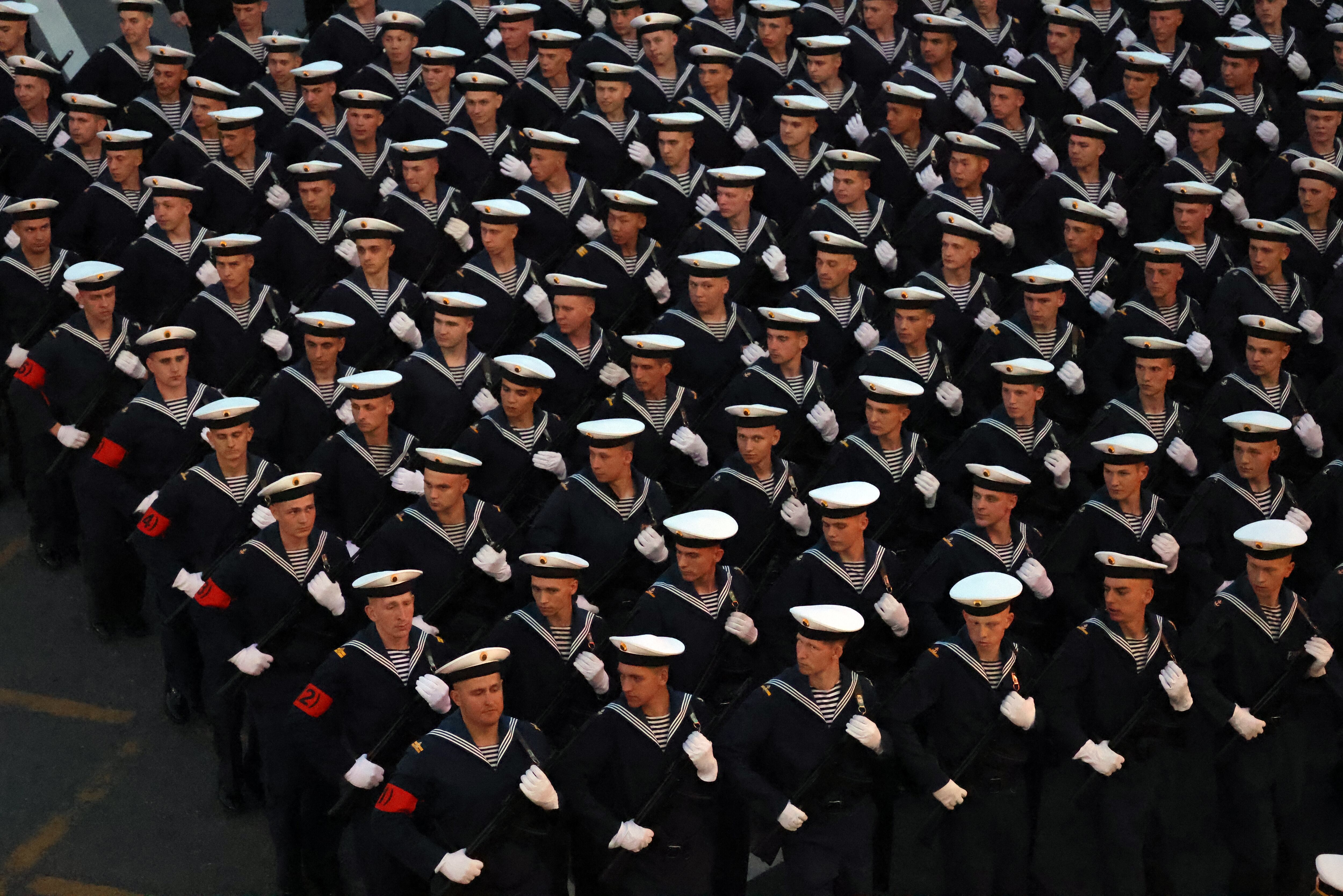 Unidades miltiares participan en el desfile en la Plaza Roja en Moscú durante la conmemoración del Día de la Victoria. 
(Foto:  Contributor/Getty Images)