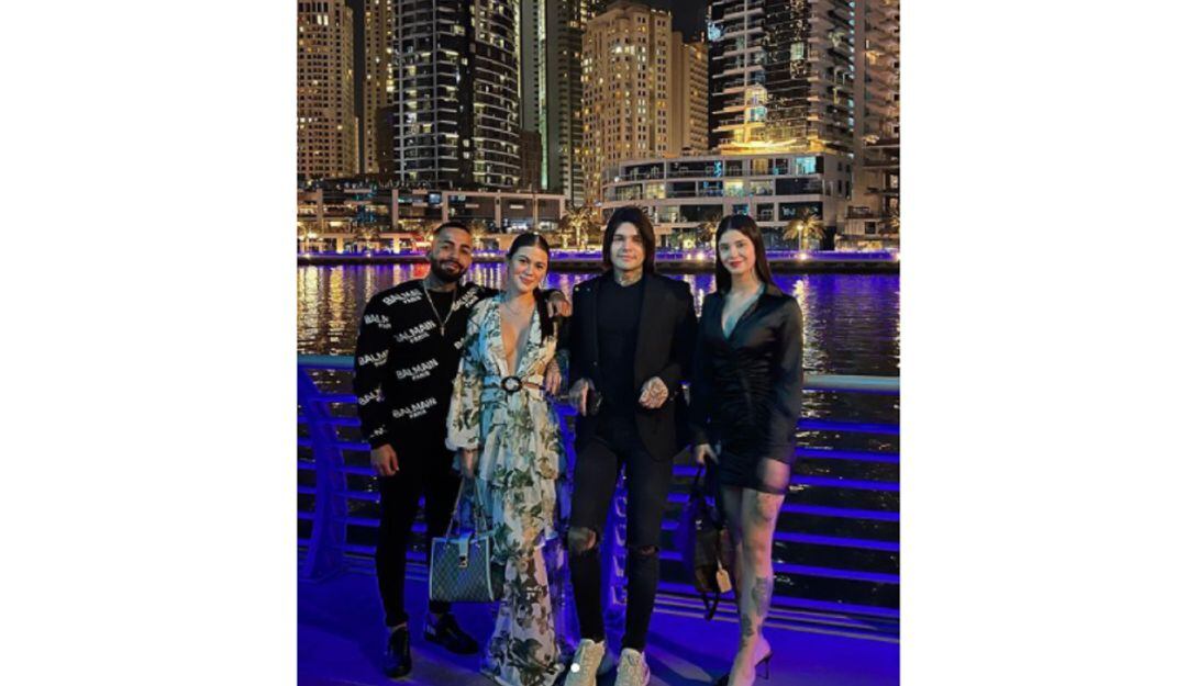 Yeferson Cossio, influencer, junto a su hermana, cuñado y novia. 