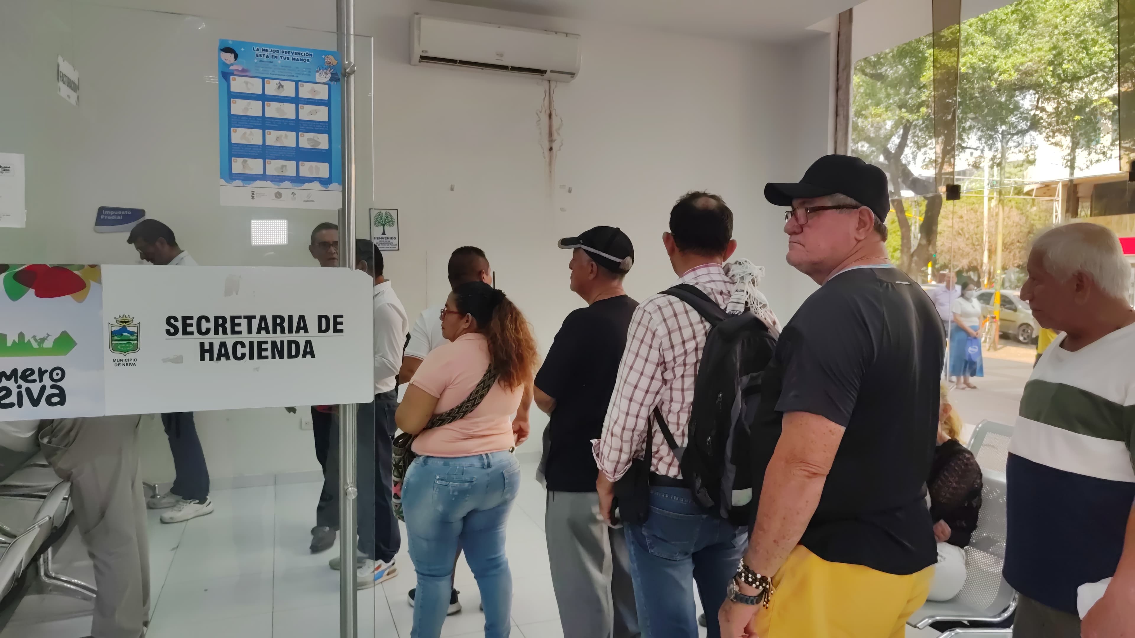 El apoyo pedagógico a los usuarios se está desarrollando en las oficinas de atención al contribuyente, para que las personas eviten la fila y realicen su pago de manera rápida y efectiva.