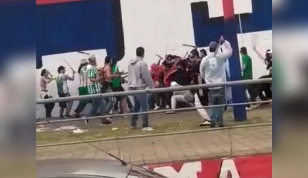 Enfrentamiento de hinchas previo al clásico paisa.