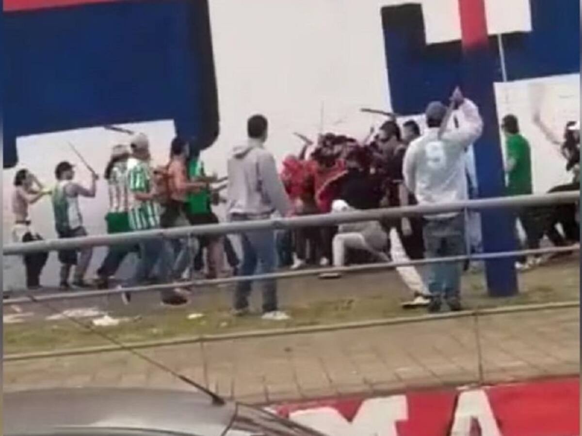 Cuatro heridos por enfrentamiento entre hinchas previo al clásico paisa