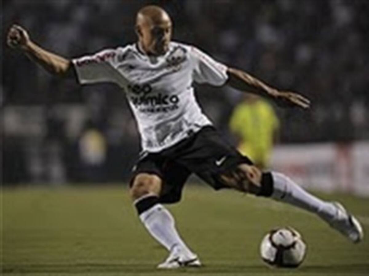 Roberto Carlos anota su primer gol en Rusia