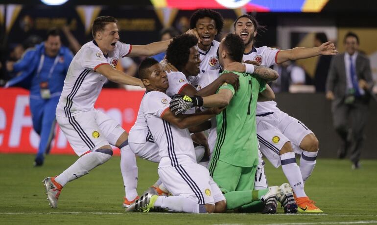 Jugadores colombianos celebran la clasificación ante Perú, luego de derrotarlos por penales 4-2.